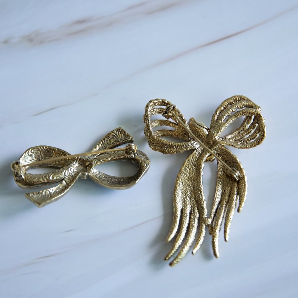 Vintage 1928 two ribbon brooch Gold tone Glass pearls - Picture 4 of 5